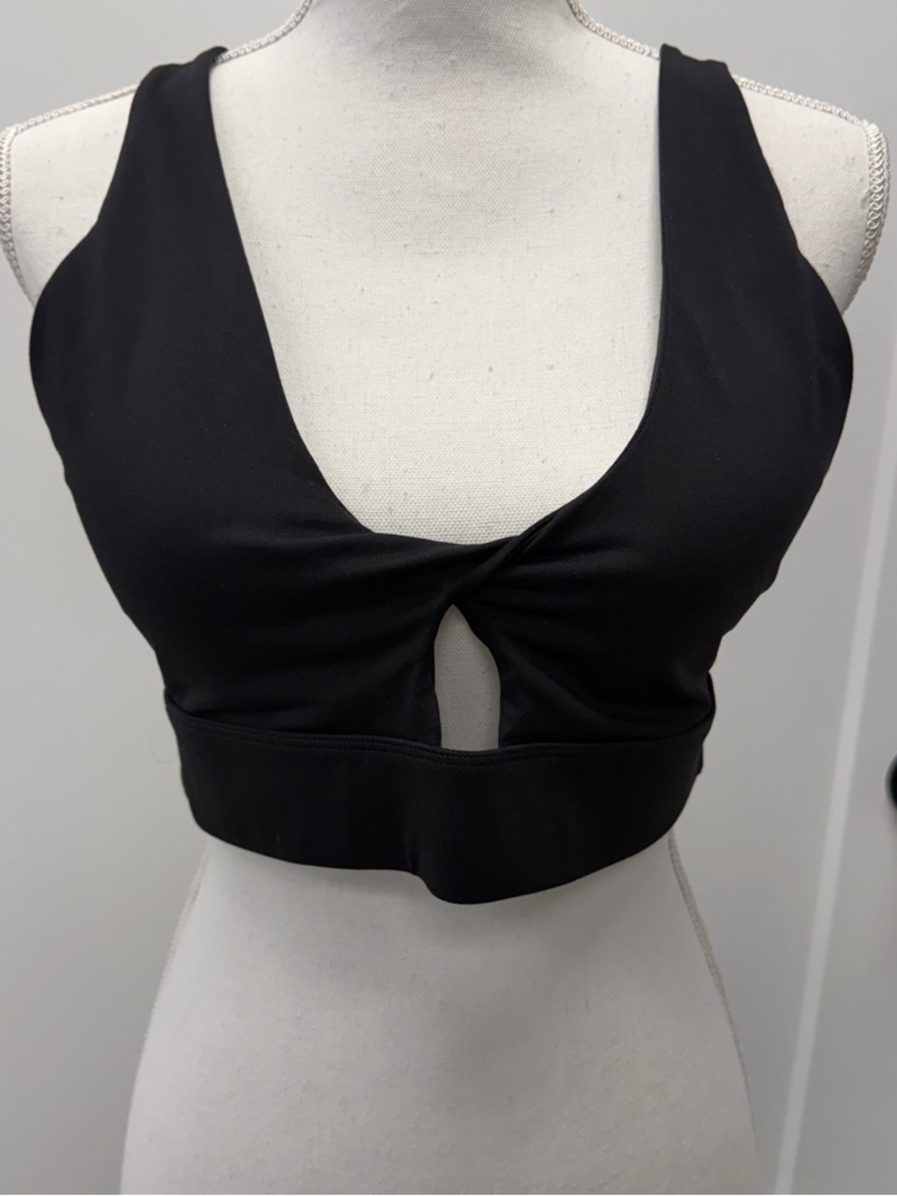 Fabletics Oasis Twist Medium Impact Sports Bra Black padded Size Large
